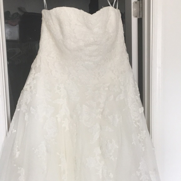 Breathtaking Pronovias Couture Wedding Gown - Picture 3 of 8